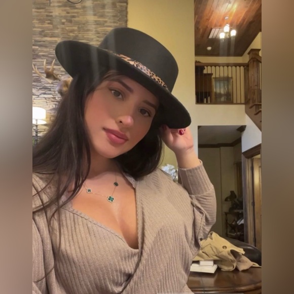 Hey Gorgeous, like my post to get notified when I go Live!🤎👏🏼 - Picture 2 of 2